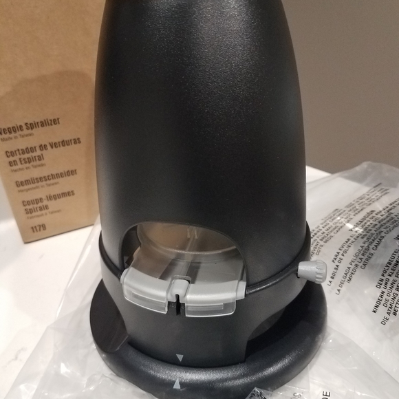 Pampered Chef Veggie Spiralizer - Picture 10 of 12